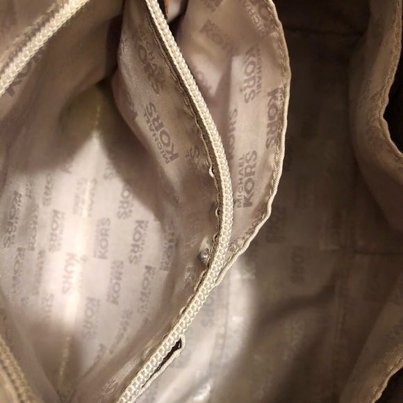 Authentic Michael Kors Handbag preOwned w/ dustbag - Picture 4 of 7